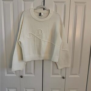 H&M White Sweater with Elegant Bow Accent